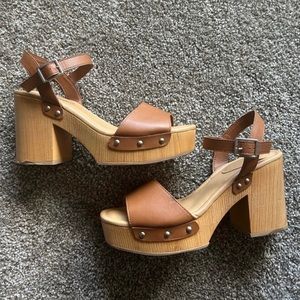 Women’s Universal Thread block heels. Size 8.5